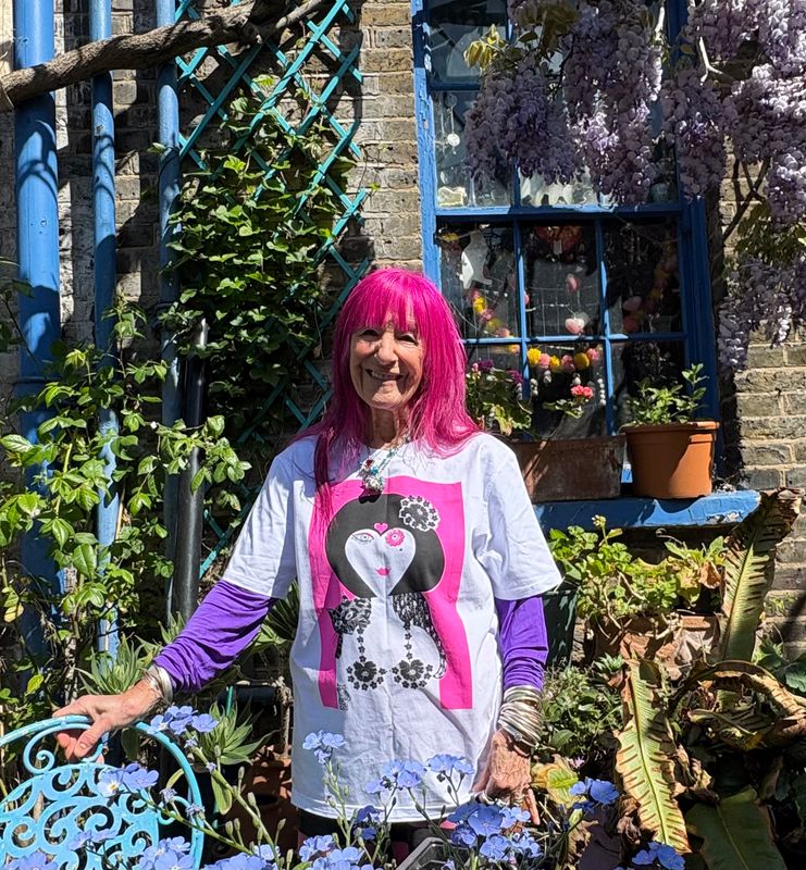 Lady with her cat on her shoulders t-shirt