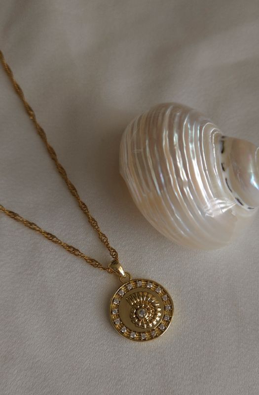 Reina del Mar - Medallion Necklace 