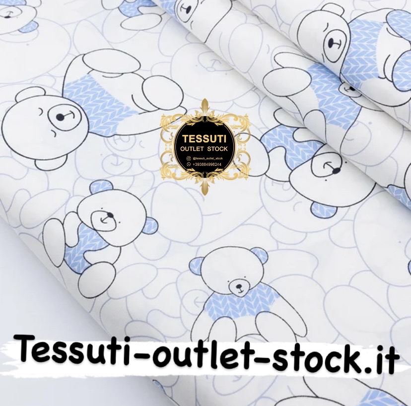 Cotone rasatello con fantasia &quot;Orso in un maglione azzurro &quot; su bianco con una sfumatura di avorio № 2317c H160cm