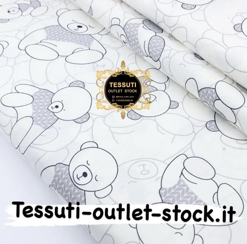 Cotone rasatello con fantasia &quot;Orso in un maglione grigio&quot; su bianco con una sfumatura di avorio № 2315c H160cm