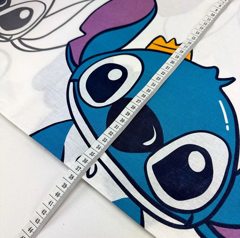 Tessuto di Cotone h240cm “Stitch con Cuori ” su sfondo bianco 