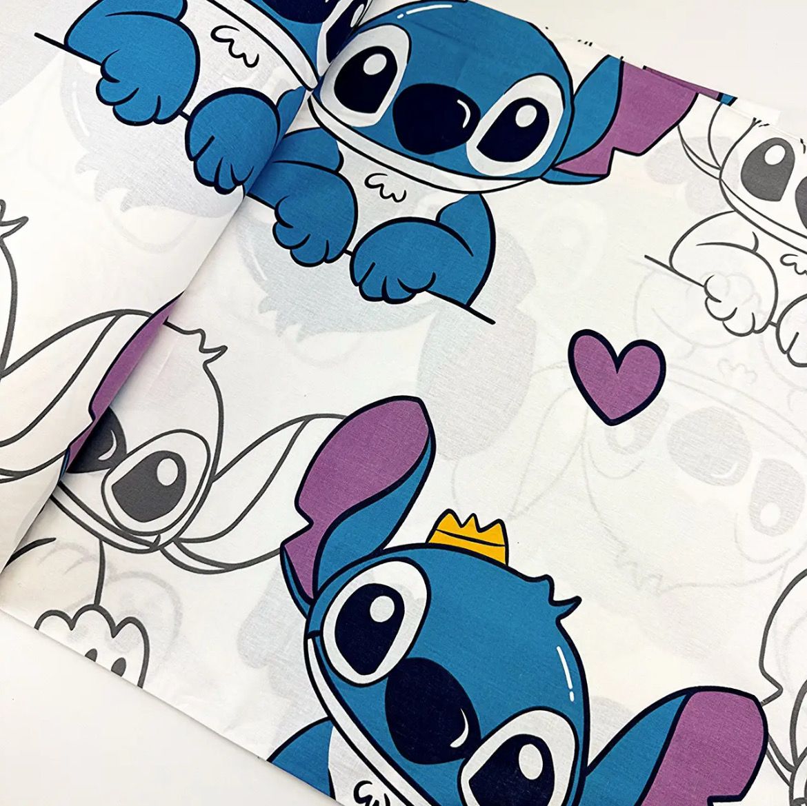 Tessuto di Cotone h240cm “Stitch con Cuori ” su sfondo bianco 