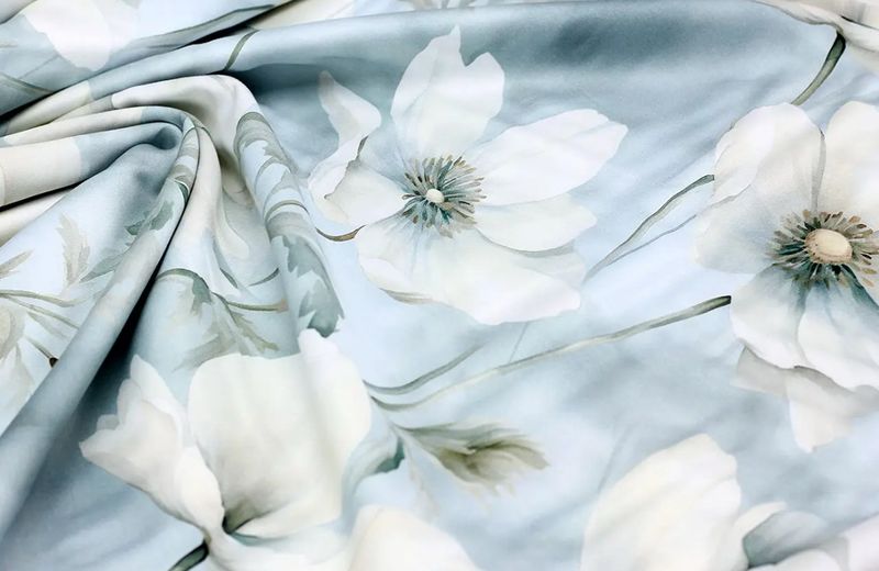 Cotone Satinato digitale, larghezza 240 cm "Papavero bianco" acquerello sfondo blu fumoso n. F-3590