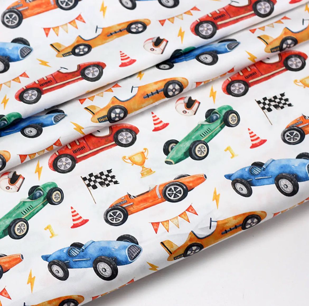 Tessuto Cotone Rasatello 160cm. Stampa Digitale “Auto sportive retrò" su sfondo bianco SKD-160-099