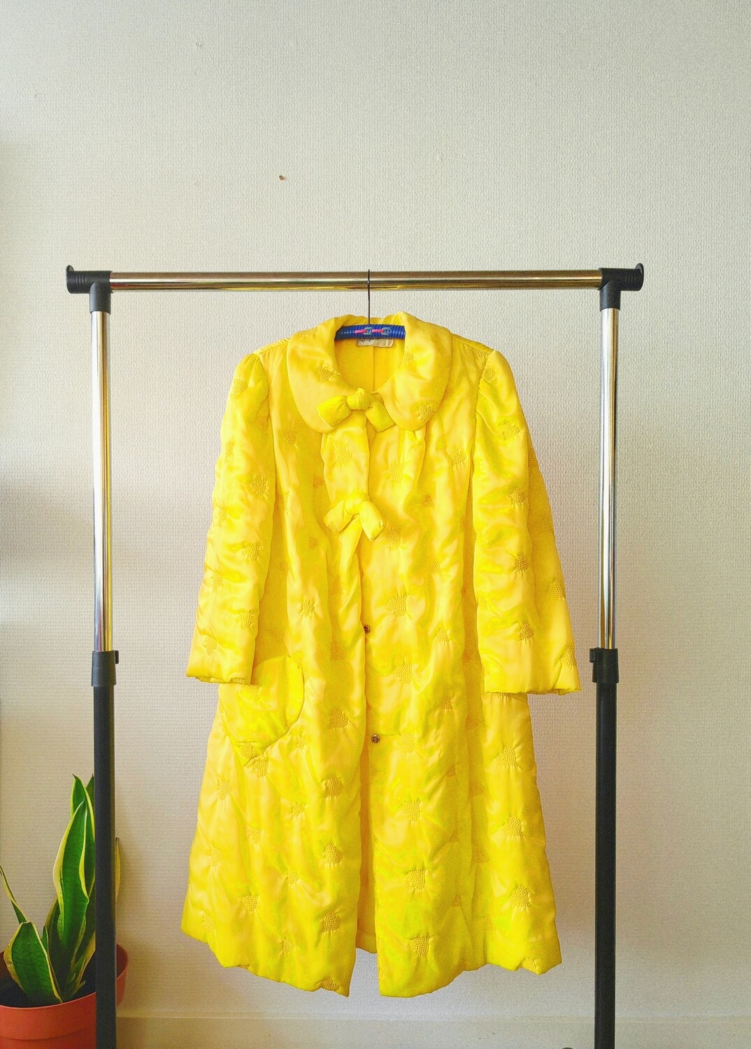 Bright yellow heart and bow housecoat M