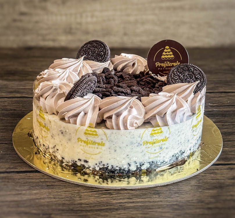 an oreo cheesecake with crumbled oreo biscuit on top