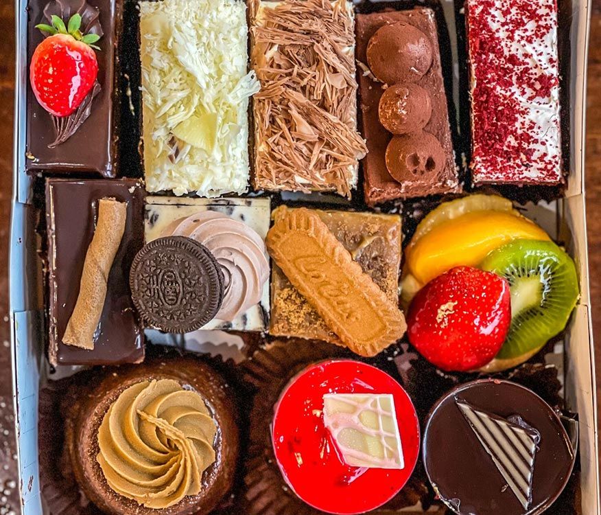 12 Deluxe Sweet Pieces Box