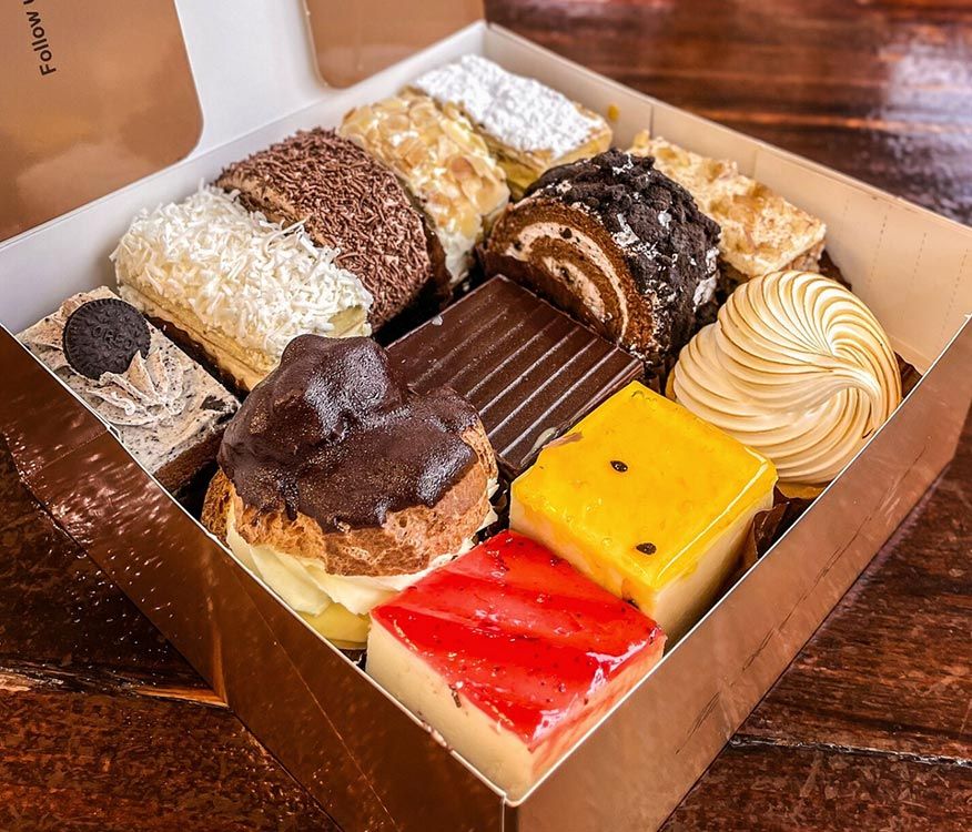 12 Classic Sweet Pieces box