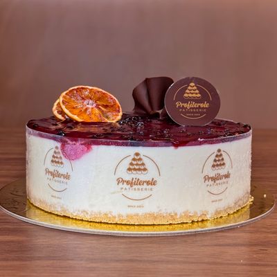 blueberry cheesecake with chocolate ganache on top