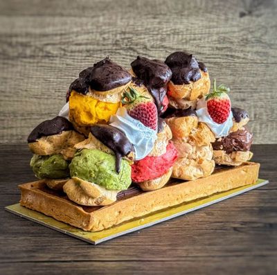 Profiterole Ice Cream Cake with 11 mixed gelato Pieces