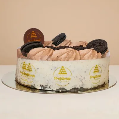 oreo cheesecake from the side showing its base made from crushed cookies infused in cream cheese filling