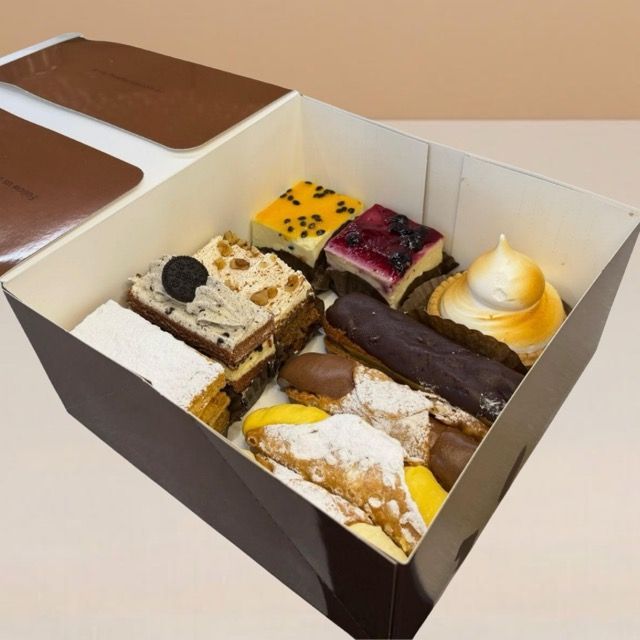 10-piece box of classic cakes