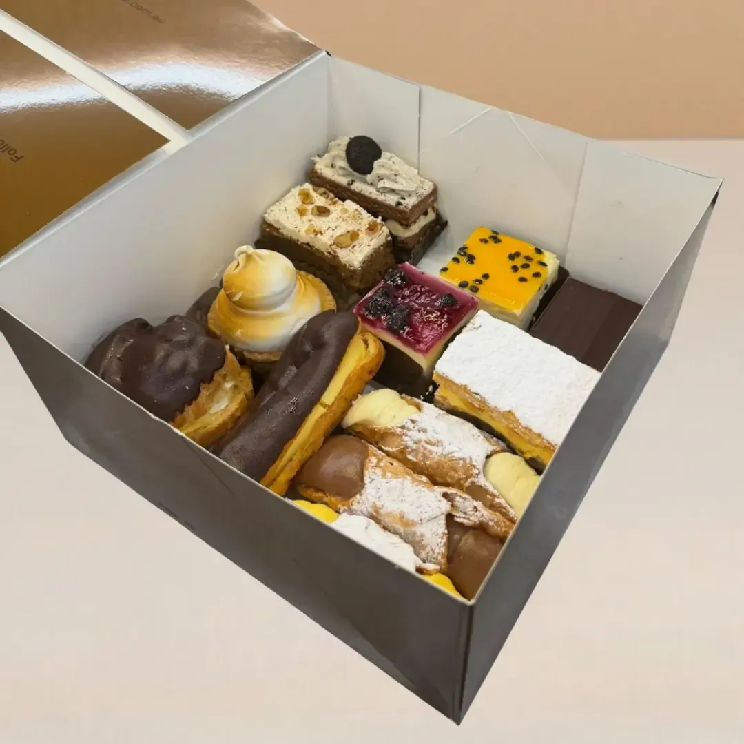 12-piece box of classic cakes