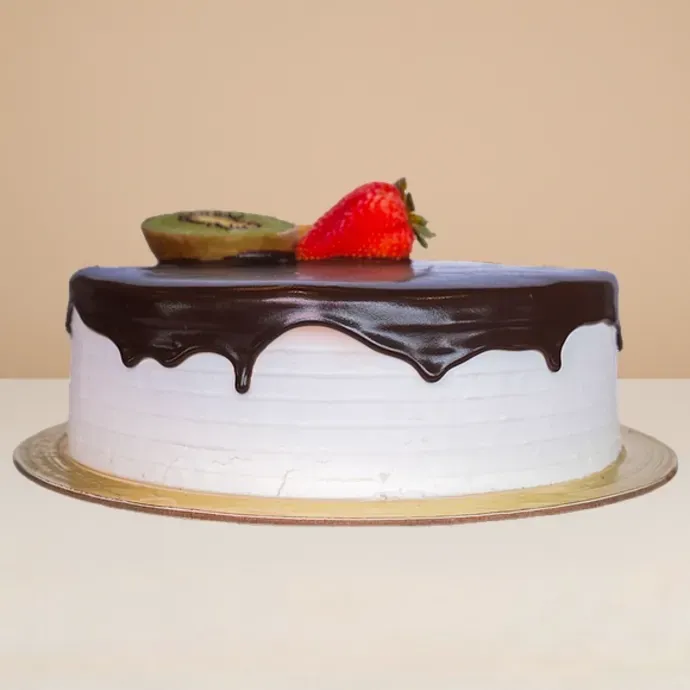 side view of the round ice cream cake showing the chocolate sauce dripping over its glossy side