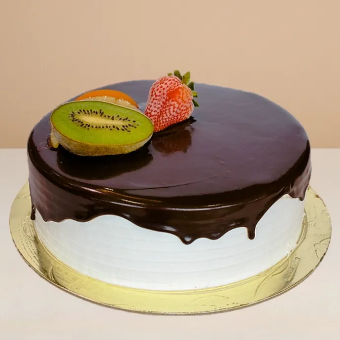 side view of the round ice cream cake showing the chocolate sauce dripping over its glossy side