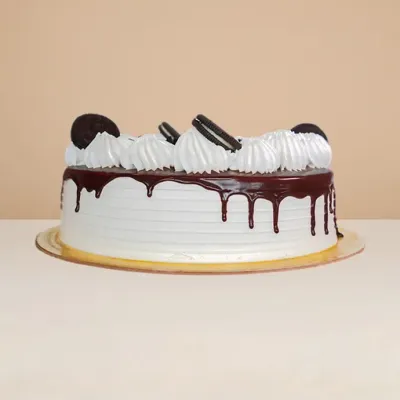 side view of the oreo ice cream cake showing the airy gelato base dripping with chocolate ganache