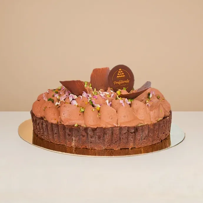 side view of the dubai chocolate cake showing the beautiful ridges of its sable base
