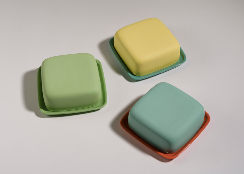 Yellow Top with Turquoise Plate, Turquoise Top with Red Plate, Green Top with Green Plate
(Photo by Roland Paschoff)