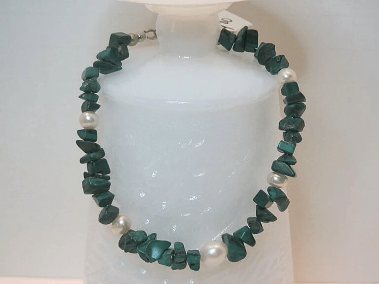 Malachite Chips and White Pearls
