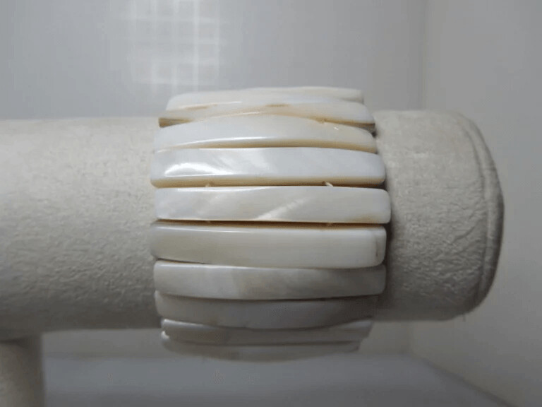 White Shell Stretch Bracelet