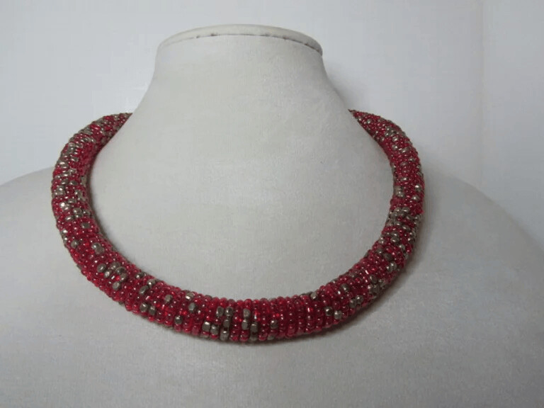 Seed Bead Stretchable in Red