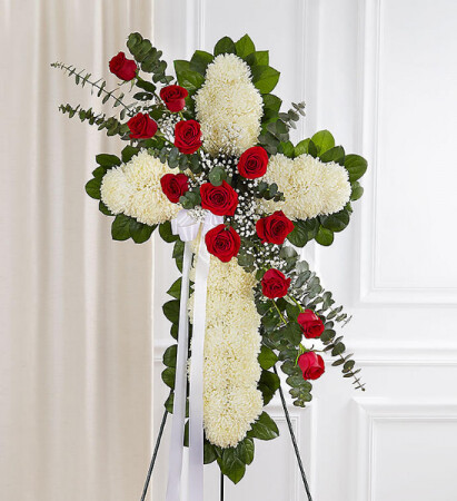 Croix funéraire jetté de roses rouge