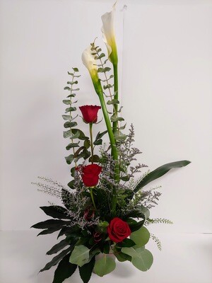 Montage de lys calla et rose rouge