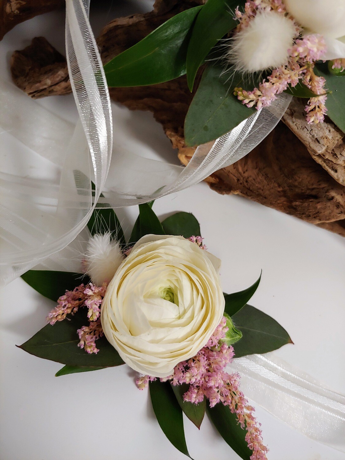 Bracelet renoncule blanc sur ruban