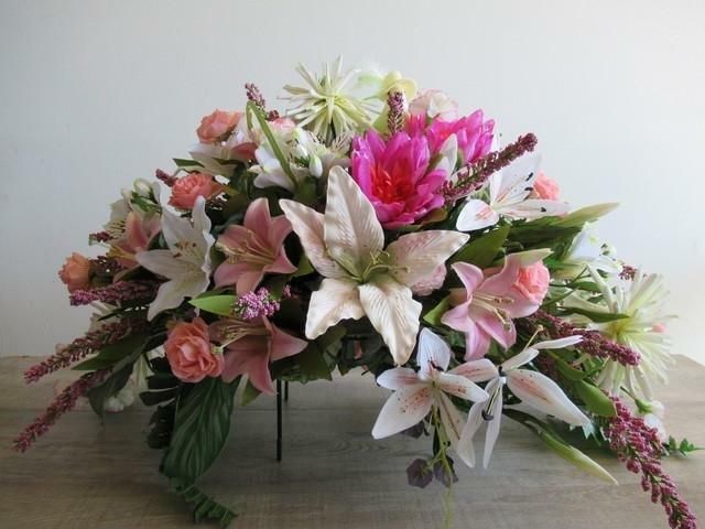 Montage de fleurs de soie (artificielles) pour monuments