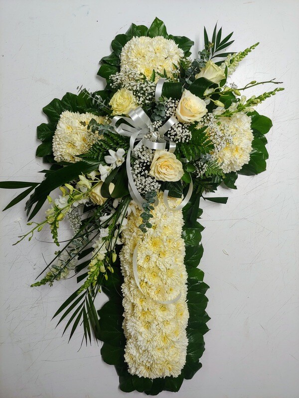 Croix funéraire jetté de fleurs blanche