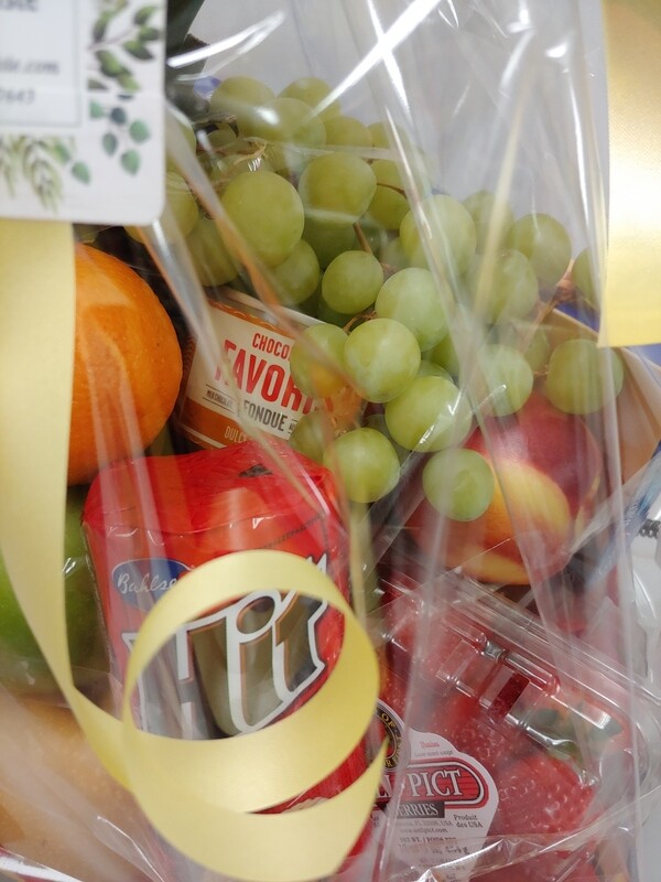 Panier de fruits et gourmandises