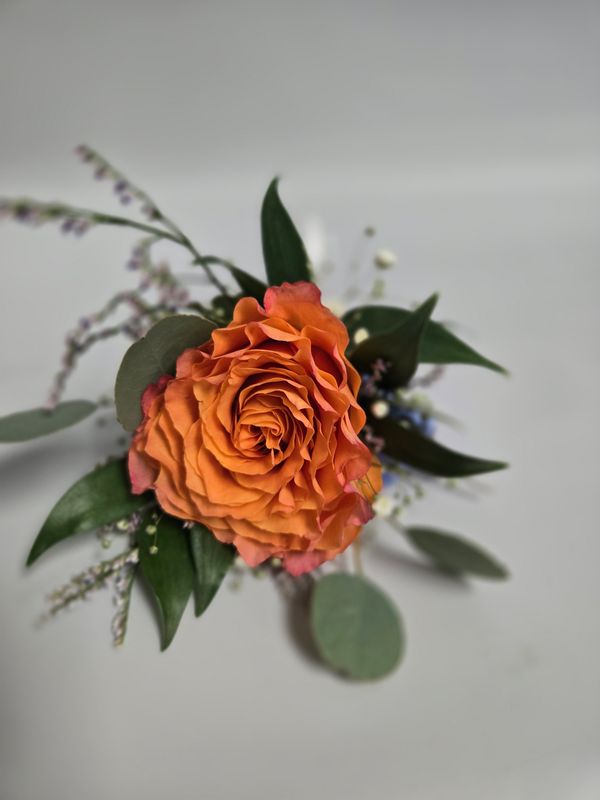 Boutonière rose de couleur
