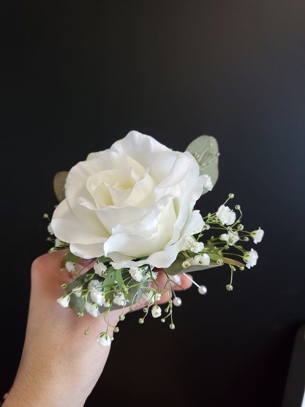 Boutonière rose blanche