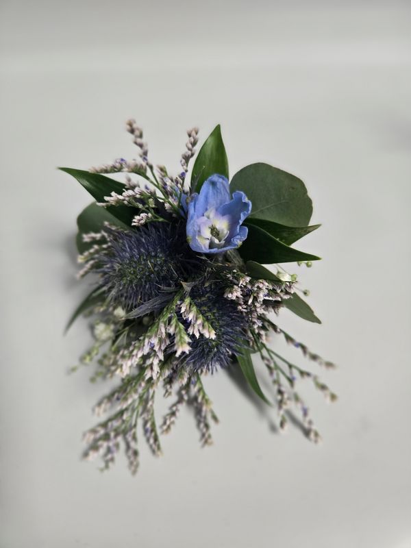 Boutonière eryngium et delphinium bleu