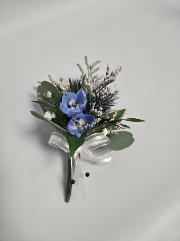 Boutonière delphimium bleu