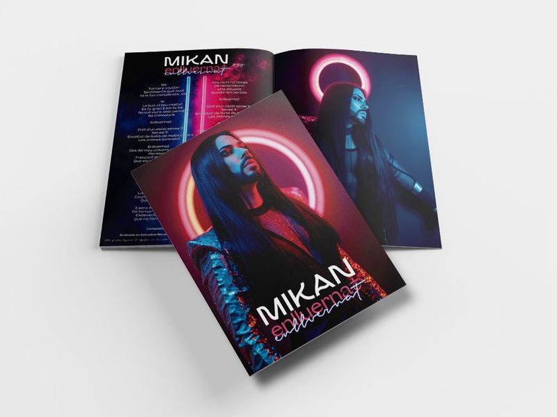 MIKAN - Enlluernat (Libreto Exclusivo A3)