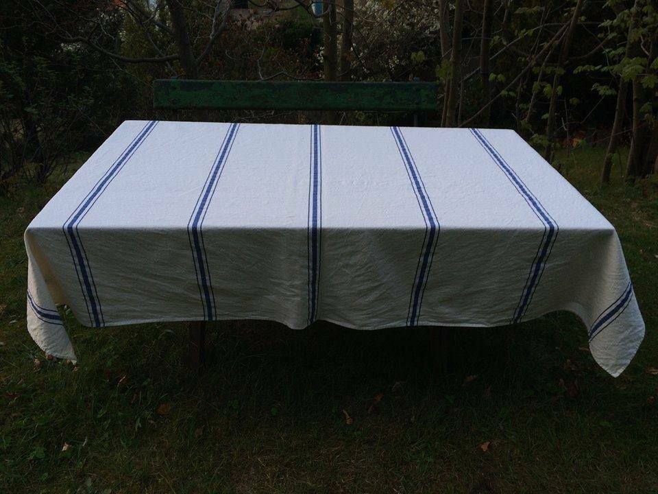 Gesäumte mittelalterliche Tischdecke- Barchent gestreift