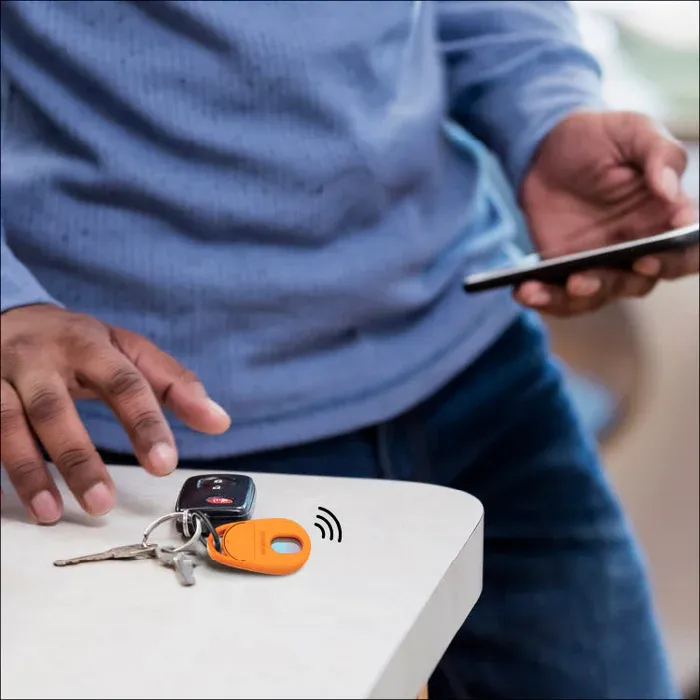 Momax BR13M PinGuard Camera Scanning Find My Locator, Orange