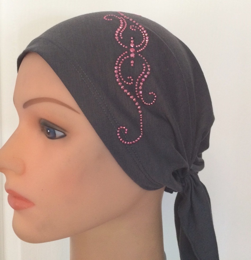 Gray pretied tichel with pink applique