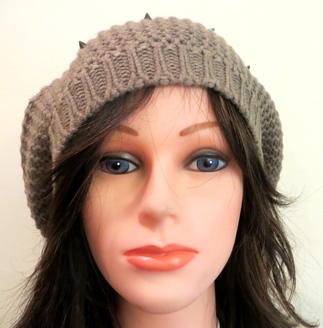 Beige beret with spikes