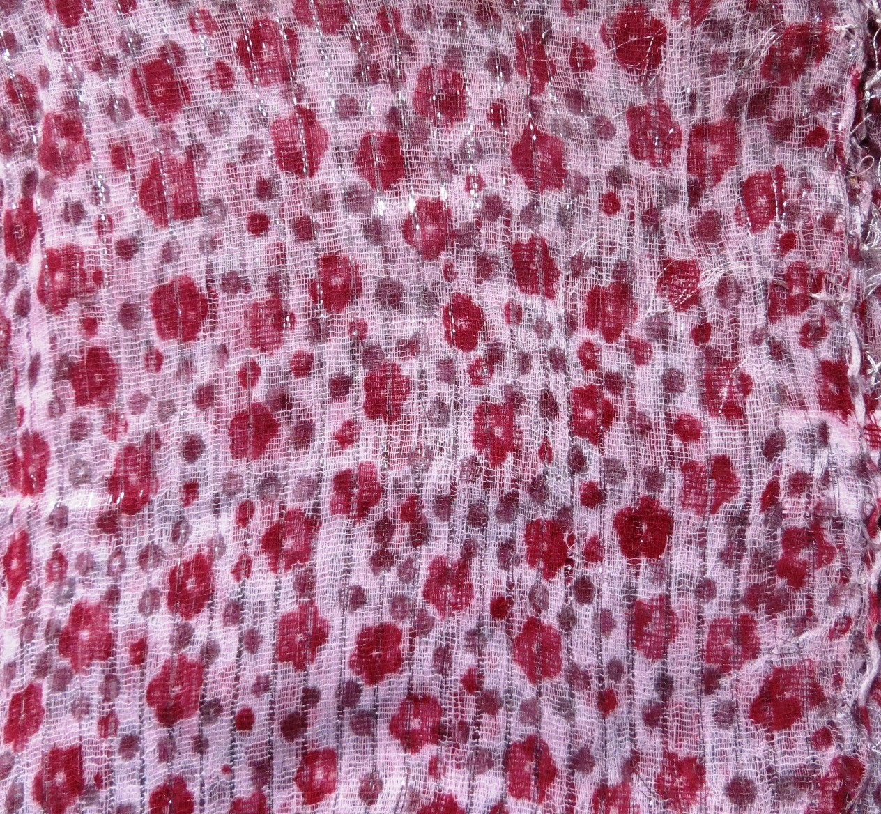 Lurex tichel with small red flowers