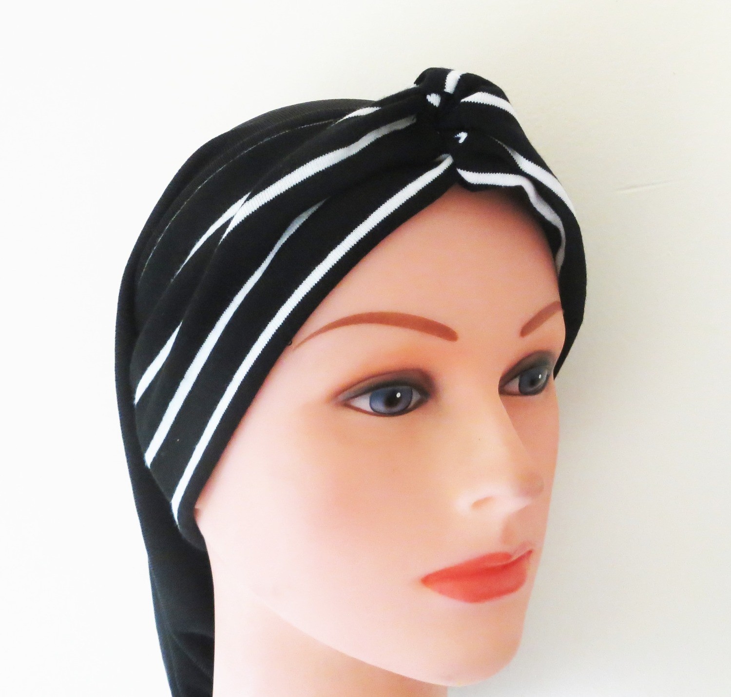 Knot snood black and white