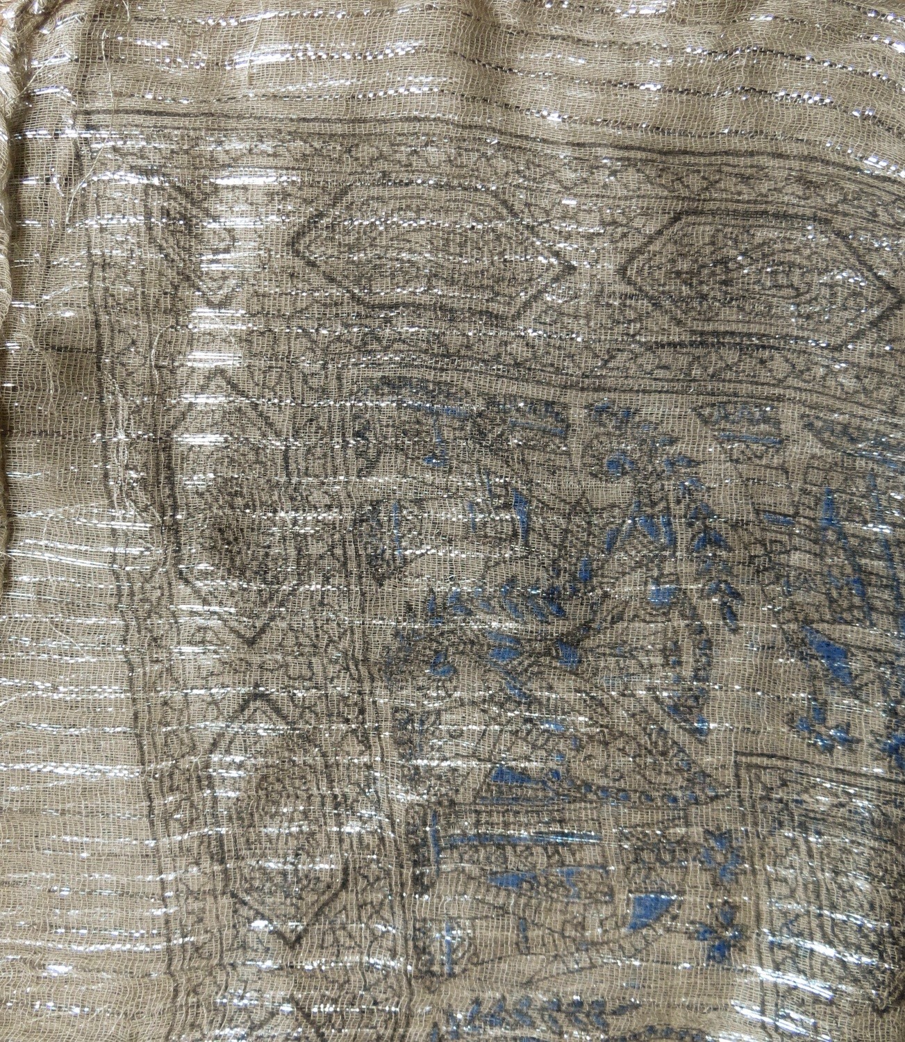 Grayish beige patterned lurex tichel