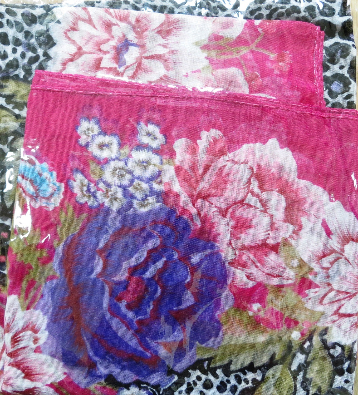 Bright pink burst o flower tichel