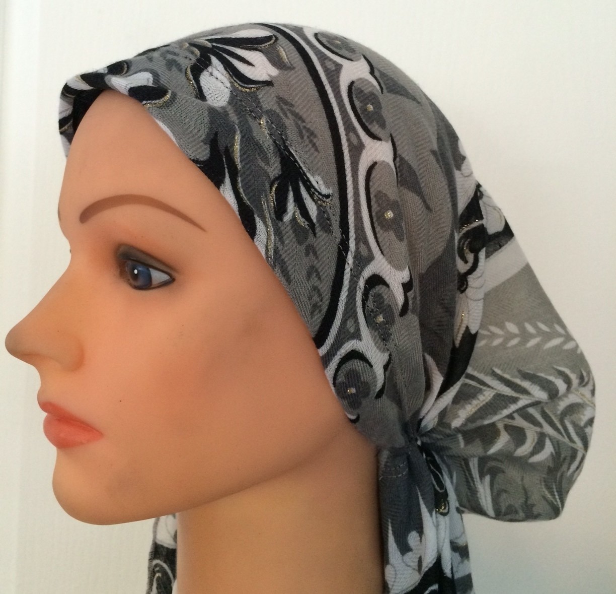 Gray pretied tichel