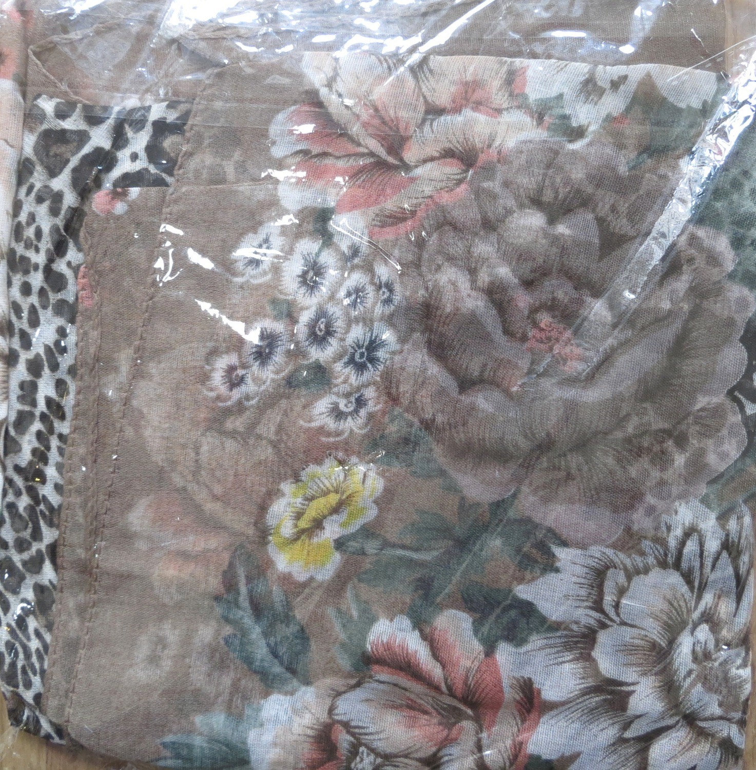 Beige  burst o flower tichel