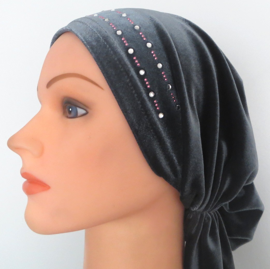 Gray pre tied tichel with applique