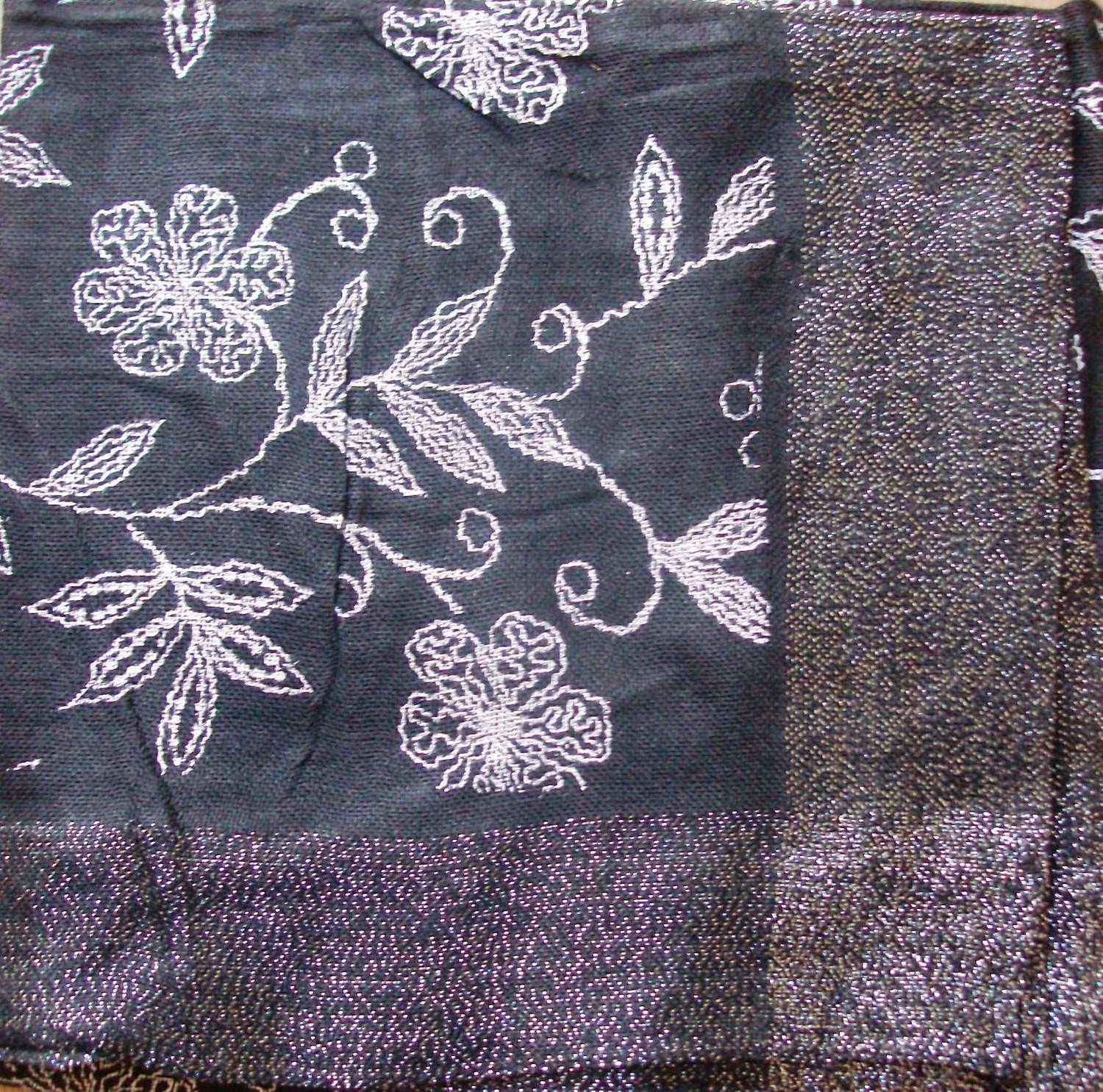 Black embroidered look tichel