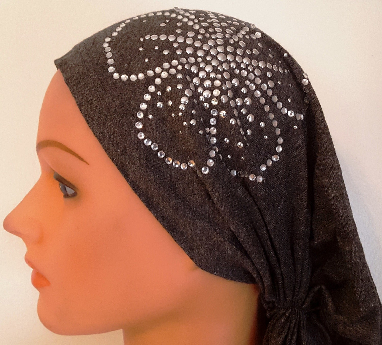 Gray pre-tied tichel with large applique