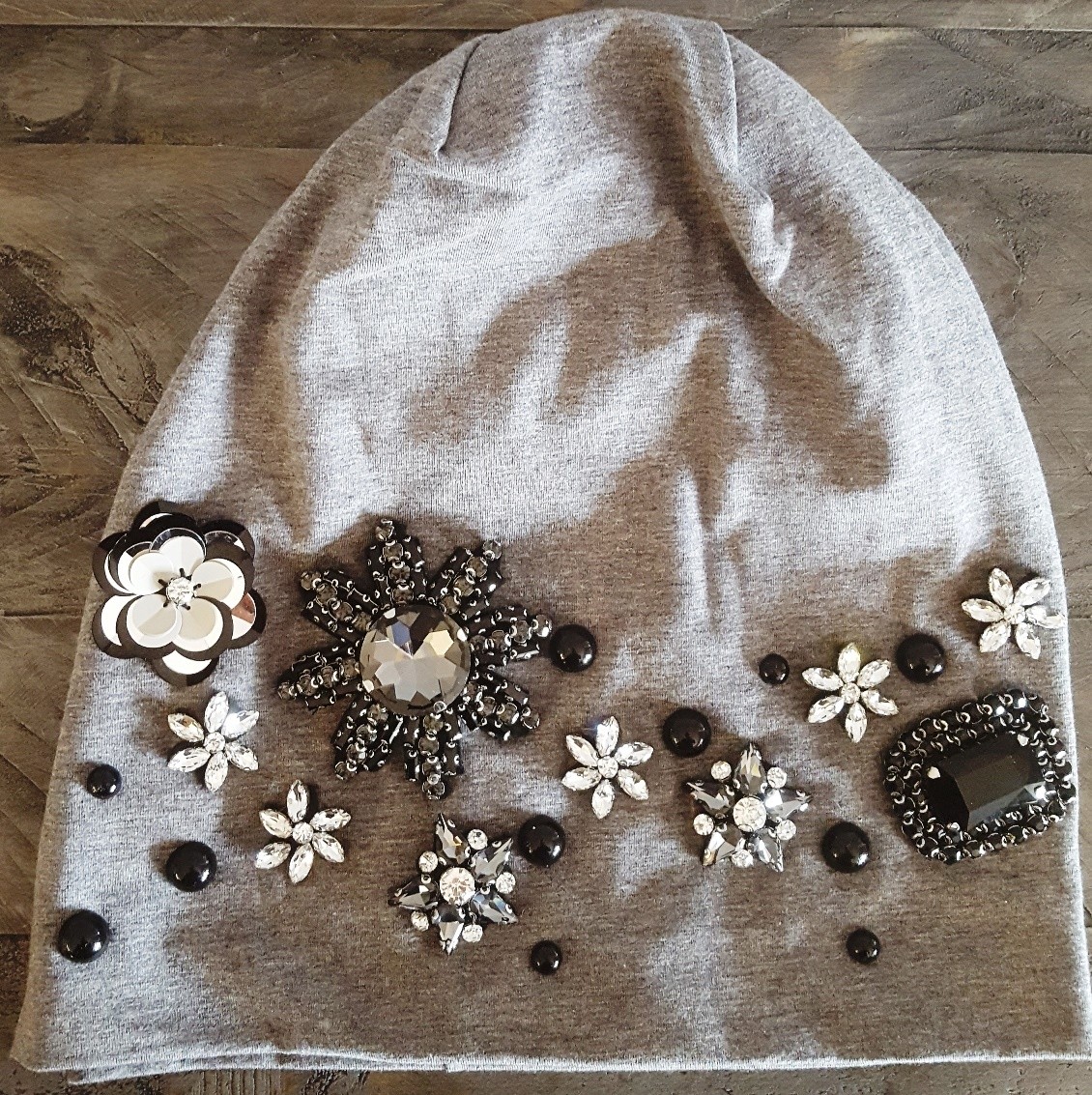 Gray cotton beanie w/ extra fancy design